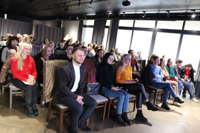 В Ужгороді молодь говорила про те, як перетворити соцмережу на бізнес-інструмент (ФОТО)