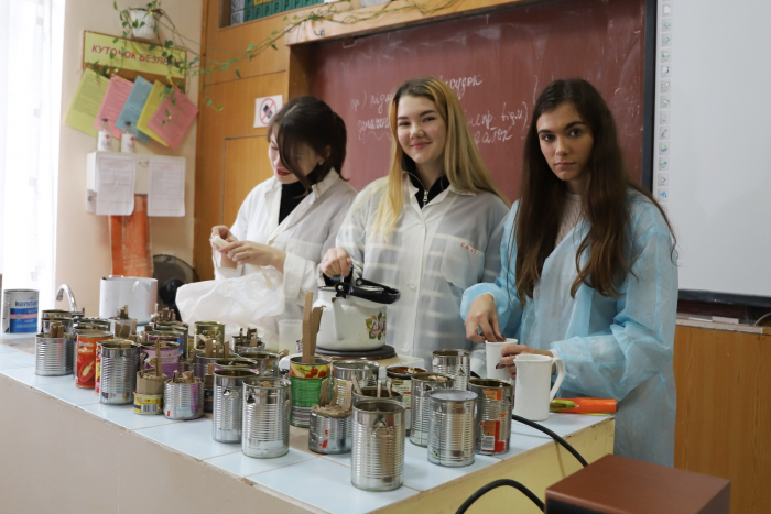 Учні Лінгвістичної гімназії в Ужгороді виготовляють окопні свічки (ФОТО)