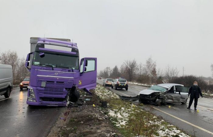 ДТП на трасі Київ-Чоп в Закарпатті: у аварію потрапили 2 вантажівки та легковик (ФОТО)