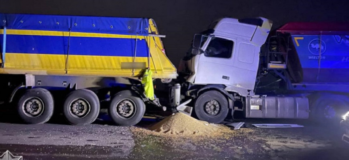 На Закарпатті нетверезий водій вантажівки врізався в інший каміон (ФОТО)