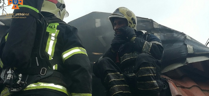 На Закарпатті пожежа охопила житловий будинок з прибудовою (ФОТО)