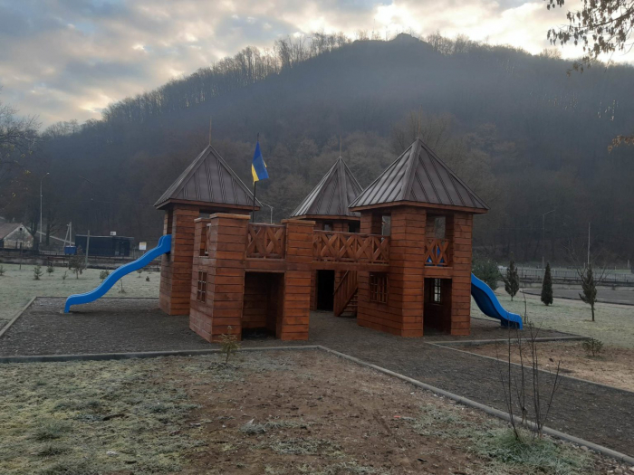 Завдяки допомозі словаків, румунів та угорців у Хусті побудували міні-замок для дітей (ФОТО)