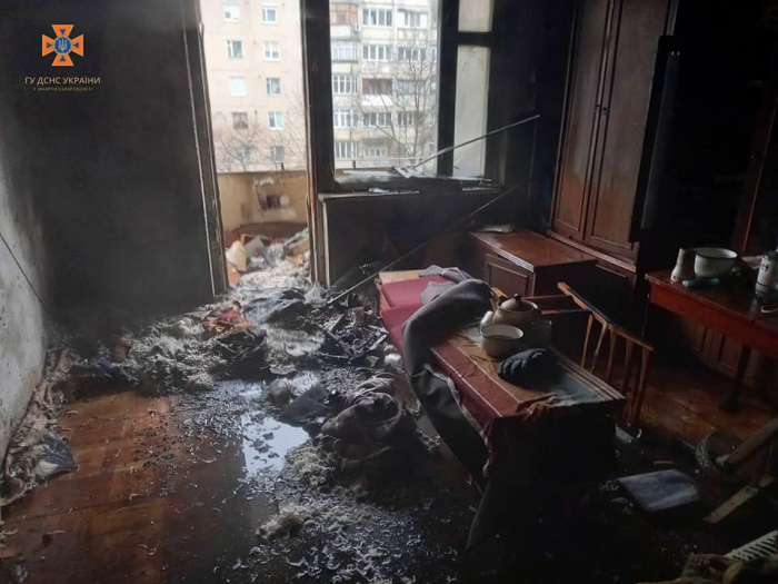 У Мукачеві пожежники врятували чоловіка з палаючої квартири