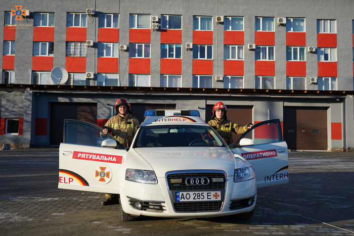 Німецький благодійник подарував закарпатським рятувальникам дві оперативно-рятувальні машини