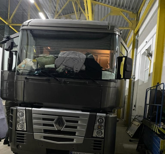 На кордоні з Угорщиною закарпатські митники сканером «зупинили» вантажівку, вщент напаковану сигаретною контрабандою