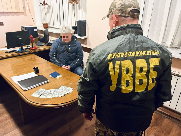 17 українців за добу намагалися дати хабарі, щоб їх випустили за кордон