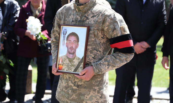В Ужгороді на Пагорбі Слави сьогодні поховали 35-річного Андрія Заяця