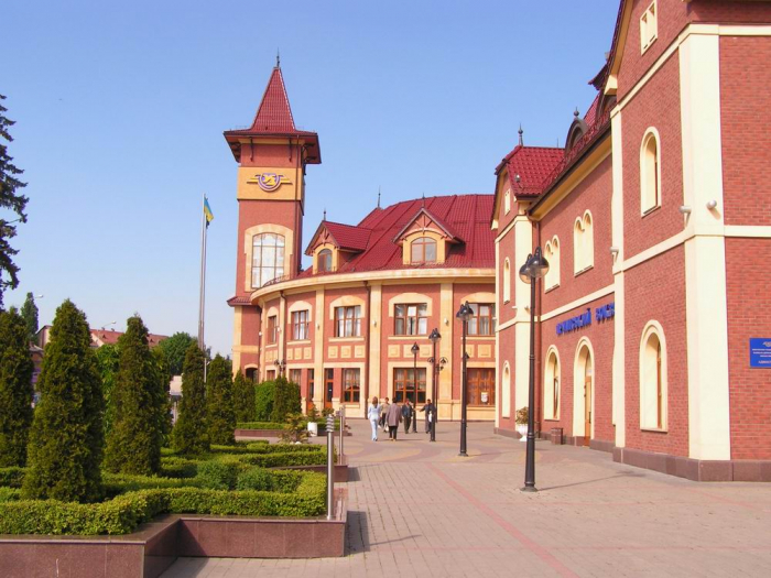 Ужгородський вокзал продовжує зустрічати громадян, які через бойові дії були вимушені покинути свої домівки (ВІДЕО)