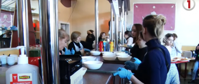 До 500 обідів щодня: в Ужгороді діє соціальна їдальня для переселенців на базі навчального закладу