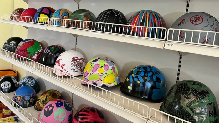 В Ужгороді непридатні для використання шоломи перетворили в артоб’єкти, аби допомоги військовим