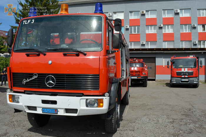 Пожежний автомобіль і захисні костюми отримали зі Швейцарії закарпатські рятувальники