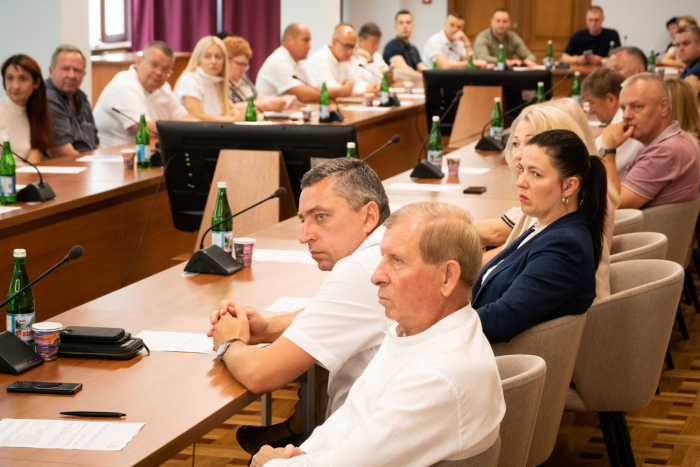 Круглий стіл «Економіка в умовах війни: виклики та можливості» відбувся в Ужгороді