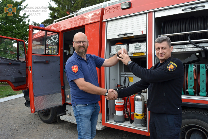 Закарпатські рятувальники отримали чергову пожежну машину з Нідерландів
