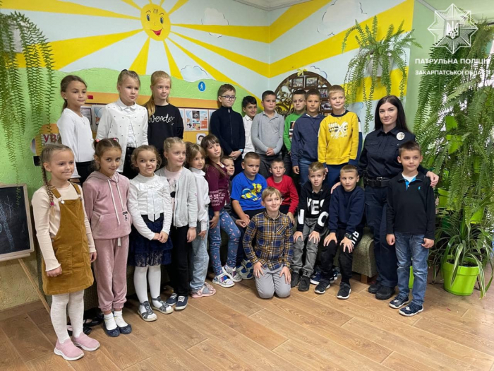 Патрульні продовжують свої зустрічі з дітьми у навчальних закладах Ужгорода