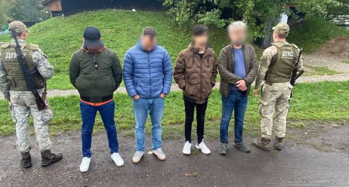 П'ять чоловіків, які намагалися потрапити до Румунії поза пунктами пропуску, затримали на Закарпатті