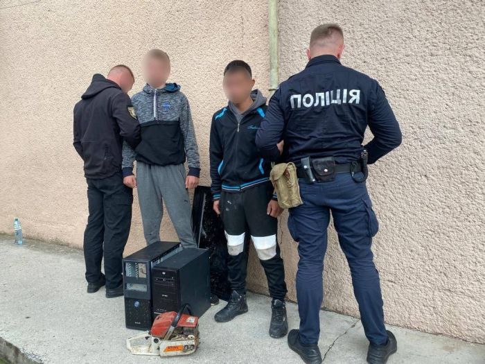 На Берегівщині поліцейські викрили двох неповнолітніх хлопців на крадіжці з будинку їхнього односельця