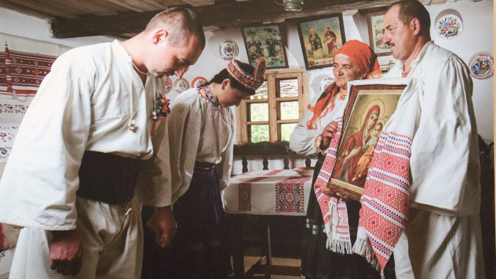В Ужгороді відкрилася виставка традиційного весільного одягу та атрибутики прикордоння