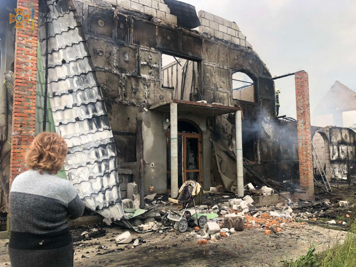 На Тячівщині вщент згорів великий будинок, вогонь пошкодив 3 авто (ФОТО)