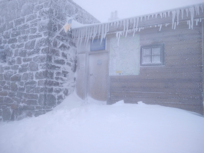 Сніг, обледеніння схилів та -3°С. На горі Піп Іван у Карпатах фіксують погіршення погодних умов