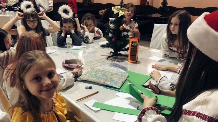 Ліплять вареники та колядують: на Закарпатті організували табір для близько 150 дітей з Харківщини