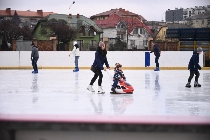 Три криті льодові майданчики для занять хокеєм обладнають на Закарпатті
