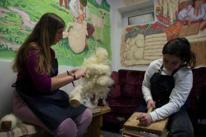 Ліжникарству, ткацтву, гончарству навчають дітей у селі Кваси на Рахівщині