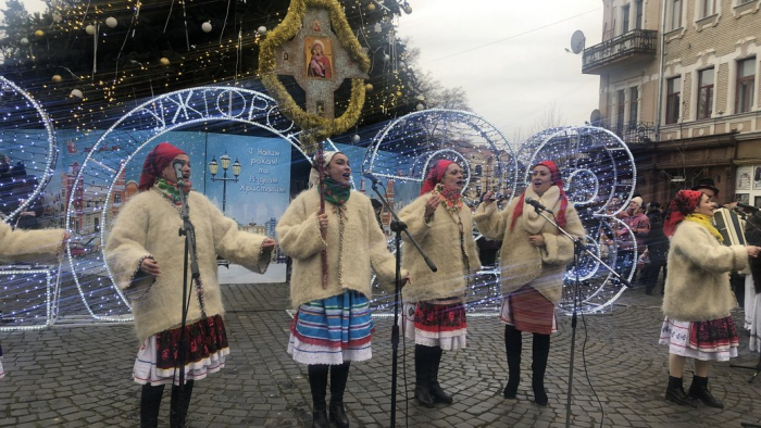 Колядували та збирали гроші для ЗСУ: в Ужгороді організували різдвяний концерт