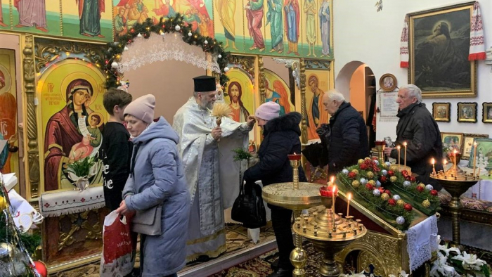 Більше сотні вірян прийшли освятити воду до Святотроїцької православної церкви в Ужгороді