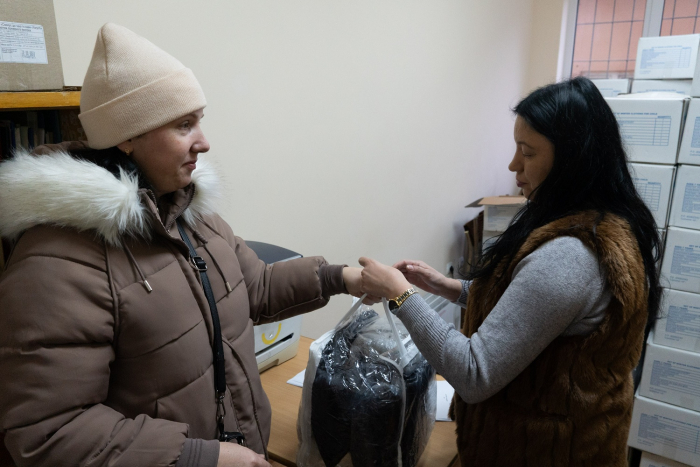 Діти із родин внутрішньо переміщених осіб в Ужгороді отримують комплекти зимового одягу