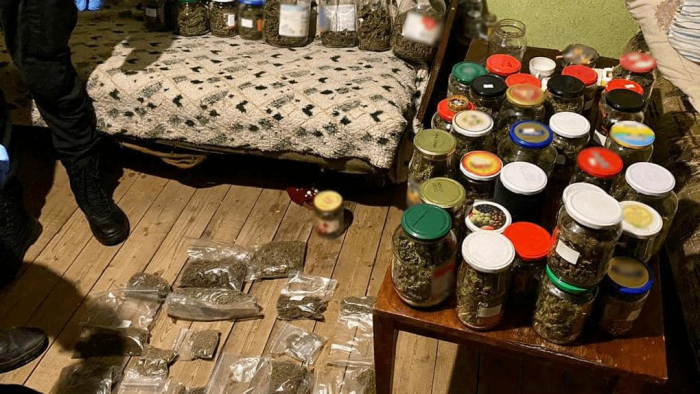 Закрутив марихуану в банки: закарпатця підозрюють у зберіганні наркотиків
