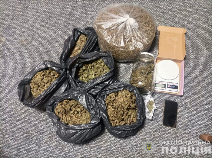 Поліція вилучила у 29-річного буштинця 3 кілограми марихуани