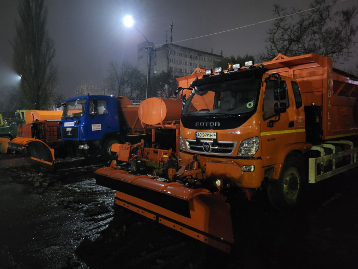 В Ужгороді вночі працюватиме спецтехніка комунальних служб, водіїв просять дотримуватися дистанції