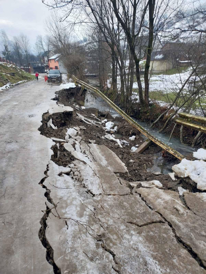 Через інтенсивні опади сталося руйнування дороги Міжгір'я-Лозянське

