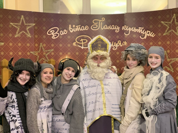 Донецький драмтеатр 16 грудня запрошує на святкову прем'єру «Листоноші святого Миколая» 