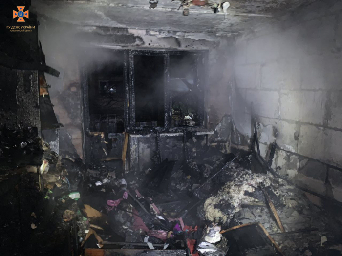 У Мукачеві під час пожежі мешканців із задимлених осель рятували крізь вікно (ФОТО)