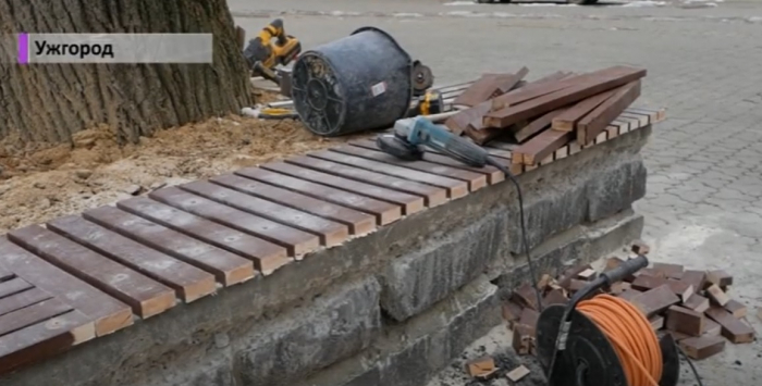 В Ужгороді завершують відновлення лавиць на площі Фенцика (ВІДЕО)