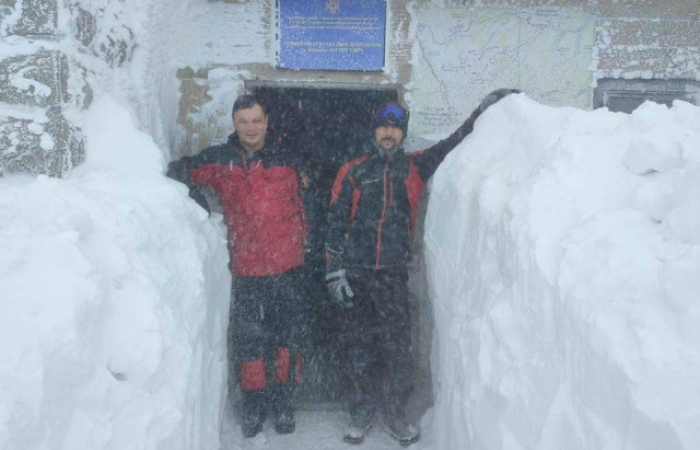 На високогір'ї Карпат лежить майже 2 метри снігу (ФОТО)
