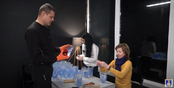 Волонтери з Мукачева виготовляють грілки для  захисників