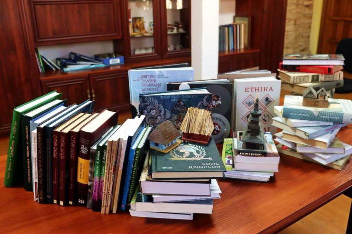 «Збір книг для воїнів не закриваємо». В обласній бібліотеці зібрали книги українською для захисників