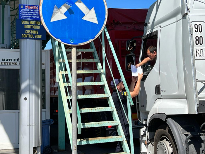 На митниці в Закарпатті виявили спроби незаконного переміщення 83 вантажівок із сільгосптоварами (ФОТО)