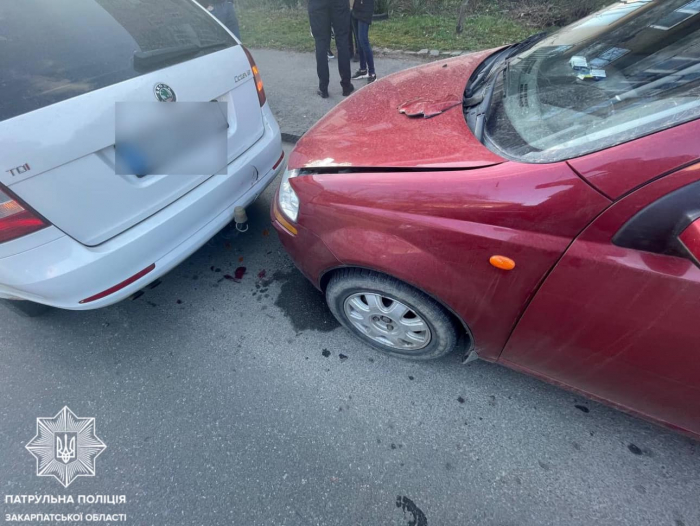 В Ужгороді нетвереза водійка, не дотримавши безпечної дистанції, врізалася в авто попереду (ФОТО)