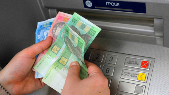 На Мукачівщині жінка вкрала від пенсіонера барсетку і зняла з його банківської картки 10 тис. гривень