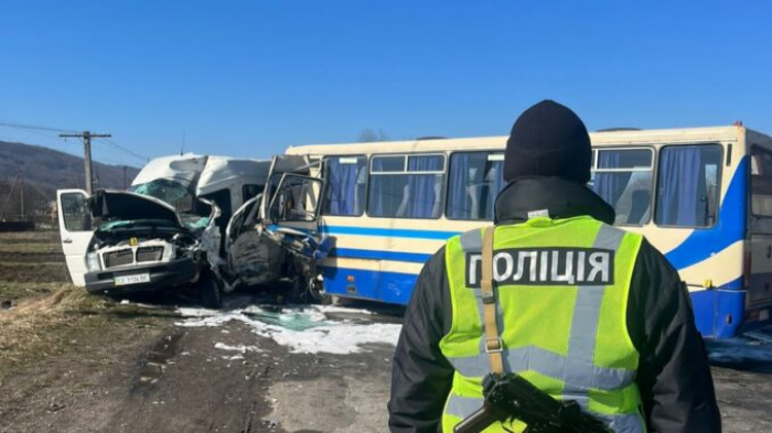 Рейсовий автобус “Мукачево-Коломия” потрапив у ДТП: є загиблий та багато постраждалих