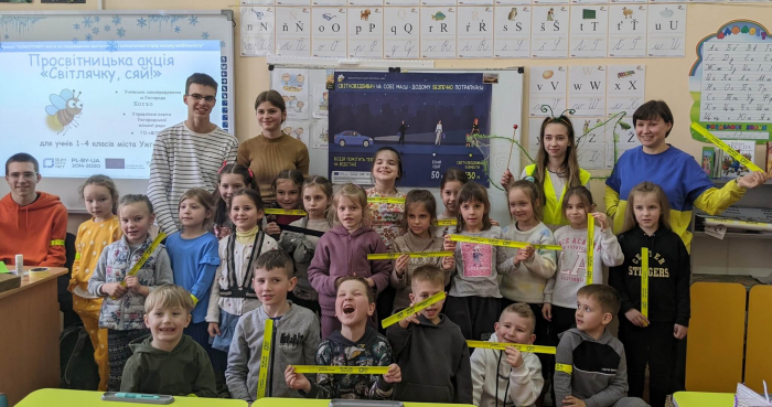 “Світлячку, сяй!”: просвітницьку кампанію про важливість світловідбивачів проводять у школах Ужгорода старшокласники