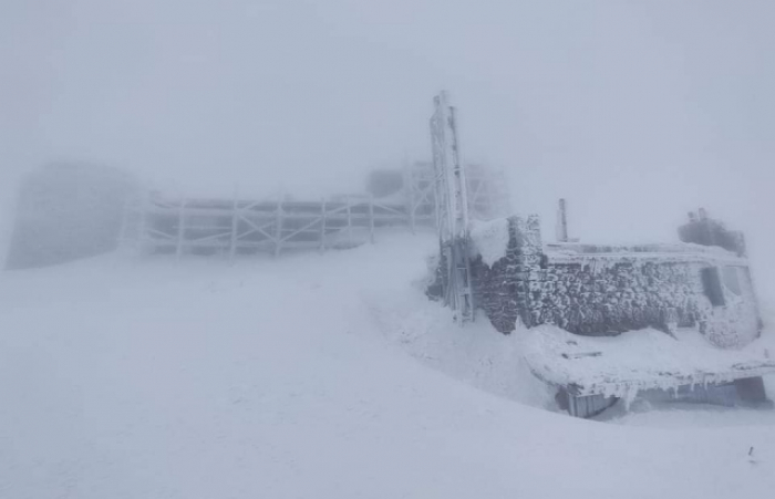 На горі Піп Іван в Закарпатті знову йде сніг (ФОТОФАКТ)