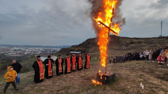 "Вандалізм", чи давня традиція? На Закарпатті спалювали хрест (ФОТО)