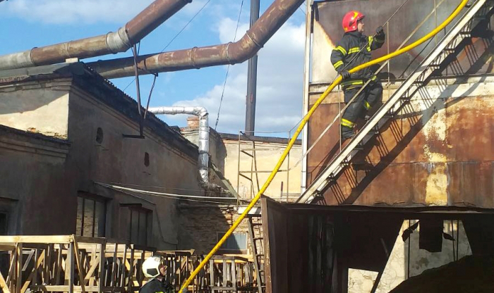 В Ужгороді сталася пожежа на деревообробному підприємстві (ФОТО)