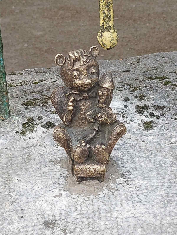 В Ужгороді відкрили нову міні-скульптуру - героя дитячої "Вечірньої казки"