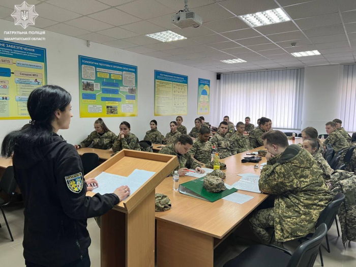 Закарпатські патрульні відвідали студентів військової кафедри, аби розповісти про свою професію