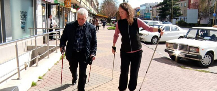 Скандинавською ходою вулицями Ужгорода: пацієнти з хворобою Паркінсона привернули увагу до недуги (ВІДЕО)